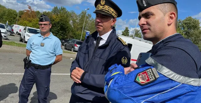 photo  le préfet de la sarthe, sébastien jallet, avec le lieutenant-colonel charpentier, commandant en second du groupement de gendarmerie 72 et le capitaine félix, comandant en second de l’edsr, lors d’un contrôle routier le 12 septembre 2025 à saint-saturnin.  &copy;  ouest-france 