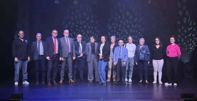 photo  frédéric sulpis, régisseur, est entouré des élus et du personnel technique du cube.  &copy;  co 