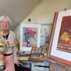 photo  dans son atelier, la pastelliste nicole guyon, lauréate en 2025 du concours national art du pastel, promotion maurice quentin de la tour. 