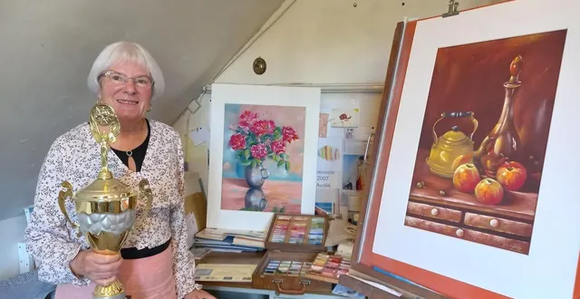 photo  dans son atelier, la pastelliste nicole guyon, lauréate en 2025 du concours national art du pastel, promotion maurice quentin de la tour.  &copy;  ouest-france 