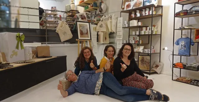photo  de droite à gauche, catherine blanchflower (catbijou), stéphanie souchard (m’zelle détourne, créations à base de chambre à air), amélie blottière (lilipouss et cie, textiles enfants zéro déchet) devant l’univers des peintures de katrin ehlers (allongée).  &copy;  ouest-france 