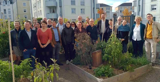 photo  le groupe du rucher citoyen (quelques absents) avec, à droite, deux élus, isabelle raimbault et stéphane lefebvre.  &copy;  co 