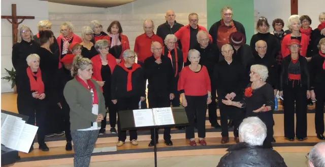 photo  mileidys (à gauche)à est accueillie et présentée au public par la cheffe de choeur tinou legrand (à droite).  &copy;  ouest-france 