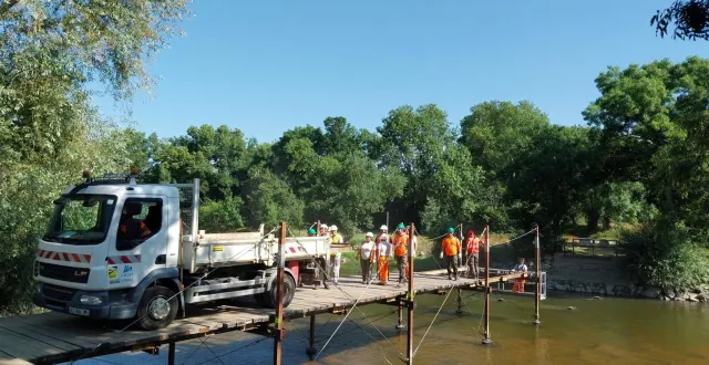 photo  les services techniques de la ville de chalonnes ont procédé au démontage du pont du candais avant les crues. durant tout l’hiver, les marcheurs et cyclistes doivent passer par rochefort pour atteindre la grande prée ou la ferme de désert.  &copy;  ouest-france 