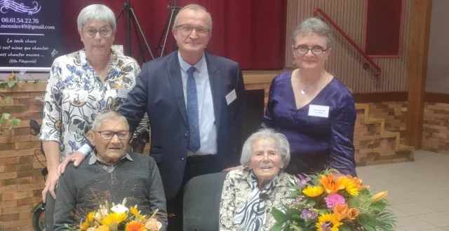 photo  belle ambiance lors du repas offert par la municipalité aux plus de 70 ans de la commune, dimanche dernier, à la salle beaulieu. pour pascal crossouard, maire, c’était la dernière fois qu’il accueillait les inscrits au repas. il a remercié celles et ceux qui lui auront apporté leur soutien au cours de ses quatre mandats. marie-thérèse relion, 98 ans, et gilbert rochereau, 95 ans, les doyens de l’assemblée, ont posé avec marie-france robin adjointe, pascal crossouard, maire, et marie-thérèse dilé, adjointe.  &copy;  ouest-france 