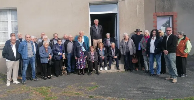 photo  le repas des aînés, offert par le centre communal d’action social (ccas) a eu lieu samedi 18 octobre. après un apéritif à la salle communale, les 36 convives se sont dirigés vers l’auberge de l’ombrée, à bel-air. les deux doyens de la commune, thérèse pointeau (92 ans) et claude dalifard (87 ans), ont été distingués par le maire de vergonnes didier chevalier. roland dalifard et laurent huet, décédés récemment, ont été évoqués ainsi que trois personnes qui n’habitaient plus vergonnes, bien connues par beaucoup : marie-annick sararols, sylvie bodinier et ginette bazin. quelques informations ont été communiquées, notamment le début prochainement des travaux d’agrandissement de l’ancienne école saint-joseph. le samedi 4 juillet 2026 auront lieu les retrouvailles des anciens élèves de l’école de vergonnes.  &copy;  co 