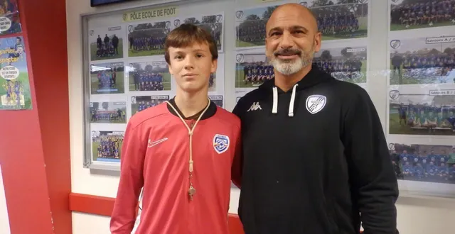 photo  le jeune barthélémy aubry, promu arbitre, accompagné du président du stade olympique candé challain loiré, françois xavier morille.  &copy;  co 