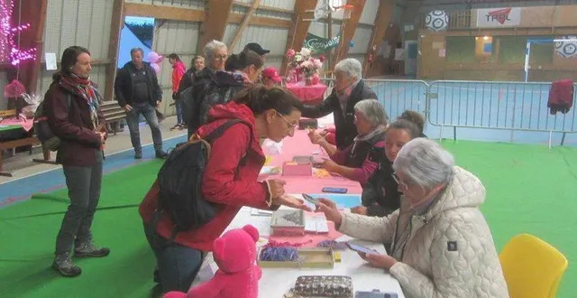 photo  dimanche matin, plus de 120 marcheurs se sont inscrits à la randonnée d’octobre rose, organisée par familles rurales de saint-augustin-des-bois.  &copy;  co 