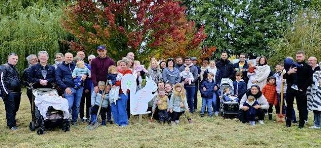 photo  l’ensemble des enfants avec leurs parents qui ont planté un arbre.  &copy;  le maine libre 