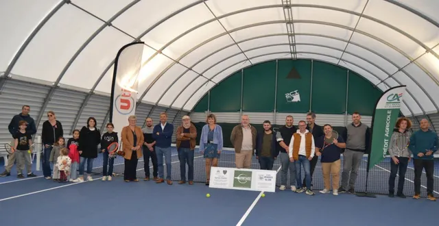 photo  l’inauguration par les élus de malicorne et noyen et les fans de tennis.  &copy;  le maine libre 
