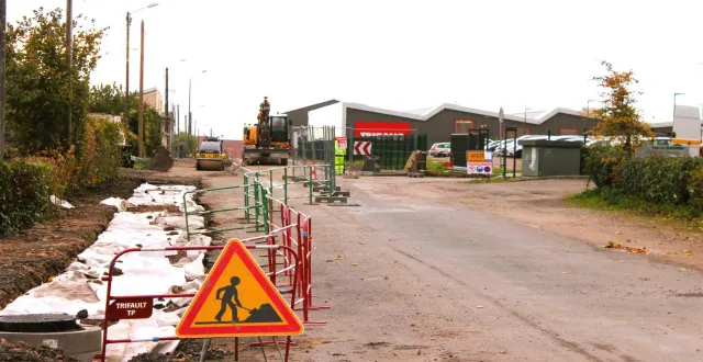 photo  les travaux de la rue de la gare avancent comme prévu. du lundi 27 octobre à la dernière semaine de novembre, la route sera fermée à la circulation après l’entrée par la rue d’estournelles-de-constant, jusqu’à l’accès technique du complexe saugonna. l’accès au saugonna et au cinéma rex reste possible par la rue d’estournelles-de-constant.  &copy;  le maine libre 