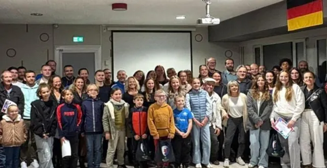 photo  les « ptits bleus » réunis pour célébrer une année sportive réussie.  &copy;  le maine libre 