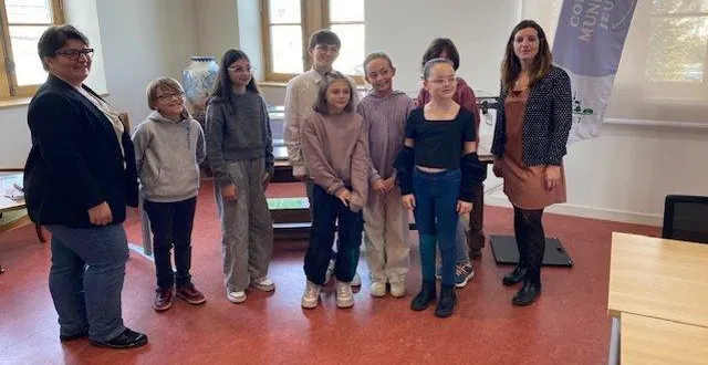 photo  les élus présents (deux étaient indisponibles) entourés par karine rival et delphine bareau (adjointe).  &copy;  le maine libre 