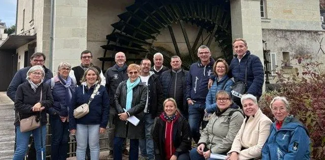 photo  dimanche 19 octobre au matin, le mustang club de france a fait une pause à longué pour s’imprégner de l’architecture de la ville.  &copy;  co 
