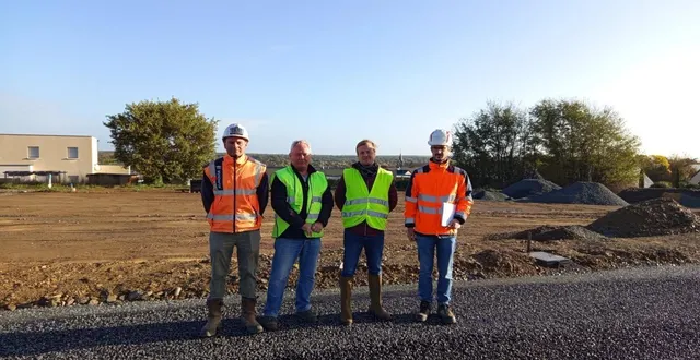 photo  régis berthelot, adjoint à l’urbanisme et charly troprès, d’alter, entourés par mm. lusseau et pithon d’eurovia et pragma ingénierie.  &copy;  co. 