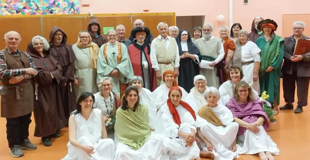 photo  les comédiens et danseurs avec l’auteur philippe fatus, le metteur en scène jack chauveau et la chorégraphe anne-sophie garcia.  &copy;  ouest-france 