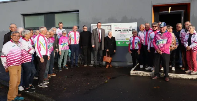 photo  lundi soir au gymnase du cosec, point de rendez-vous des cyclistes de l’amicale cyclo touriste, un panneau d’affichage a été inauguré en présence des élus de la commune. pour l’occasion une vingtaine d’adhérents étaient présents. « c’est l’œuvre de la municipalité, qui nous aide à une meilleure lisibilité, on est très contents ! », déclare antoine hirardot, président du club.  &copy;  ouest-france 