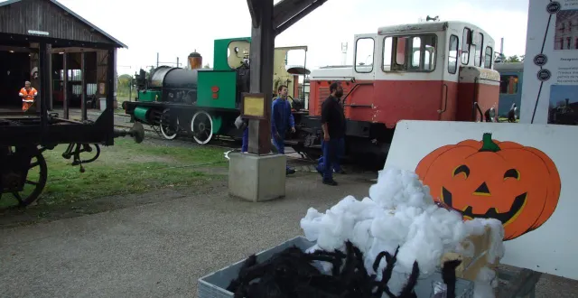 photo  tandis qu’« alice » rentrait en révision, on s’activait pour le train de la citrouille.  &copy;  ouest-france 