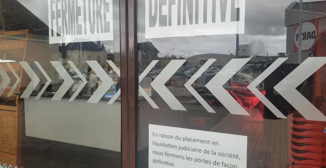photo  même si l’éclairage est encore en fonction, les portes du magasin sont désormais closes.  &copy;  le maine libre 