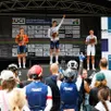 photo  gwenaëlle legendre sur le podium des championnats du monde de gran fondo en écoutant la marseille, dimanche 19 octobre 2025. 