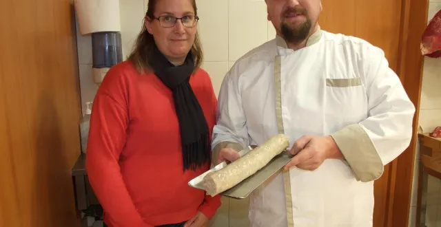 photo  thomas et charlène saillant fiers de leur titre sur l’andouillette.  &copy;  ouest-france 