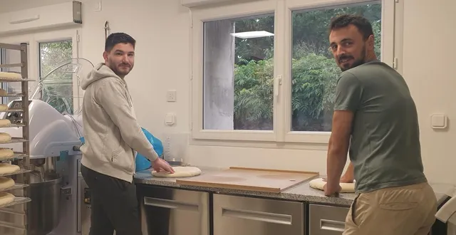 photo  jonas coussagnet et jonas croisé s’activent au fournil pour l’ouverture de leur boulangerie, samedi 25 octobre 2025, à saint-clément-de-la-place.  &copy;  ouest-france. 