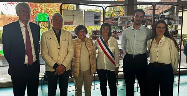 photo  vingt ans après, marie et thibault sont revenus dans leur école aux côtés de la maire anita mercurin-launay et des officiels, présents lors de l’inauguration en 2005.   &copy;  le maine libre 