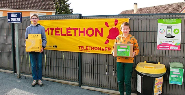 photo  timéo et léo (à gauche) devant le point de collecte de l’association mamer’thon, installé au 55, rue de la tallerie à mamers.  &copy;  le maine libre 