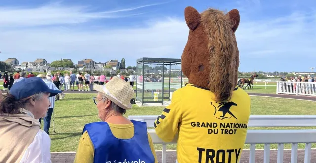photo  troty, la mascotte du grand national du trot, un circuit qui fait le tour de france des hippodromes de trot, et qui sera de retour en août à saint-malo.  &copy;  archives ouest-france 