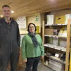 photo  samuel deschoolmeester, coresponsable de la ferme du chailloué, et aurore chevallier, salariée qui s’occupe notamment du relais postal. 