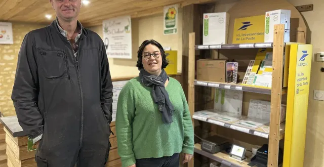 photo  samuel deschoolmeester, coresponsable de la ferme du chailloué, et aurore chevallier, salariée qui s’occupe notamment du relais postal.  &copy;  ouest-france 