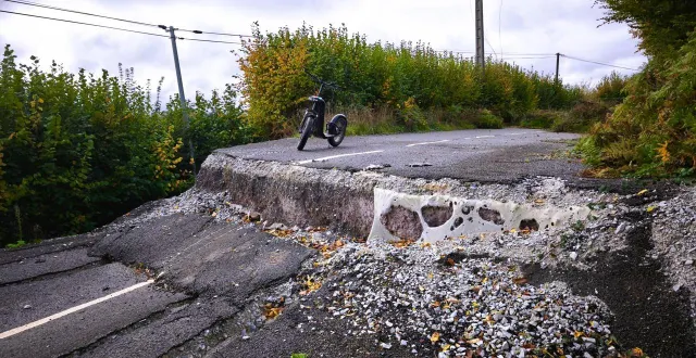 photo  pas de stabilisation visible sur la portion affaissée de la rd136.  &copy;  ouest-france 