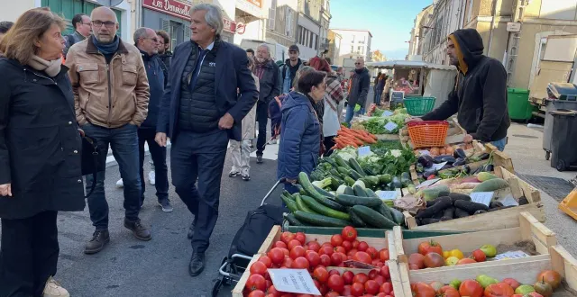 photo  le marché de la place washington s’installe à l’entrée de la rue chanzy, au mans (sarthe), pendant les travaux. le maire stéphane le foll, ici avec blandine affagard, conseillère municipale en charge du commerce, et christophe counil, adjoint en charge de l’urbanisme.  &copy;  ouest-france 