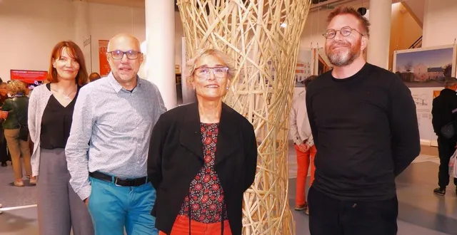 photo  la directrice, estelle gharib-guivarch, et les adjoints au maire, christophe counil et marie-aline rousseau, accueillent l’architecte-chercheur basile cloquet pour l’exposition « materia » à la fabrique – rêves de ville.  &copy;  ouest-france 