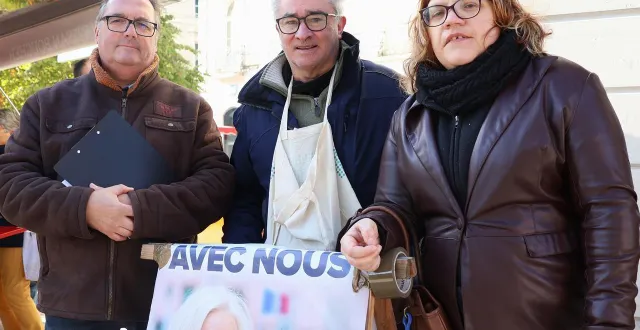 photo  franck desgranges, entouré par joël lesueur et maëva ravenel, deux sympathisants de tassillé et parcé-sur-sarthe, lors d’un tractage sur le marché de sablé-sur-sarthe, vendredi 24 octobre 2025.  &copy;  ouest-france 