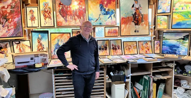 photo  bernard blin dans son atelier devant quelques-unes de ses toiles.  &copy;  co 