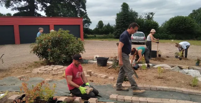 photo  exercice d’aménagement, par des adultes en formation espaces verts à la mfr.  &copy;  ouest-france 