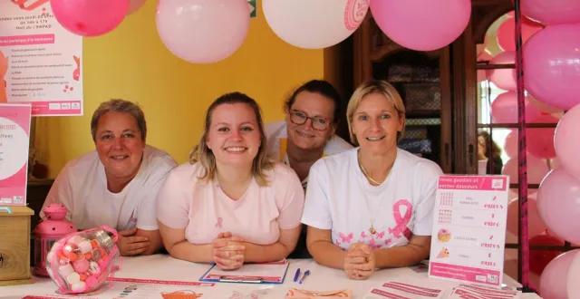 photo  de gauche à droite : maryline, julie, honorine et marie-laure, mobilisées pour octobre rose.  &copy;  ouest-france 