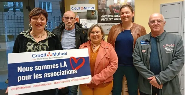 photo  de gauche à droite, virginie tessier du crédit mutuel, frédéric jeanne, vice-président, marie france lecornu, trésorière, marine mahéo, secrétaire et marc lecornu, président.  &copy;  ouest-france 