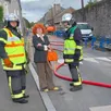photo  après la réparation, le lieutenant éric morin, commandant le centre de secours d’écouché-les-vallées ; le lieutenant didier huard, du centre de secours de la ferté-macé, et joëlle tanguy, adjointe. 