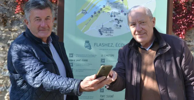 photo  pascal lelièvre (à gauche) et thierry quantin se réjouissent du succès de l’audioguide.  &copy;  le maine libre 