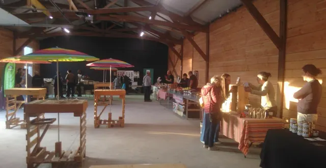 photo  le marché se tient sous les halles, derrière la mairie.  &copy;  le maine libre 