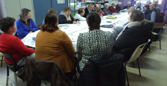 photo  le bureau de l’amicale peaufinant les derniers détails de la foire.  &copy;  ouest-france 