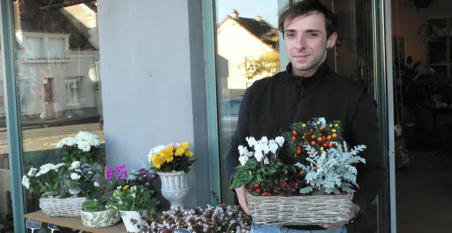 photo  gaétan ranvier, propriétaire du magasin g.fleury, participe à octobre rose en vendant des petits jardins composés, avec des plantes de saison : cyclamens, pensées, ou encore chrysanthèmes. pour 10 € dépensés dans sa boutique, le fleuriste offre 0,50 € à la ligue contre le cancer.  &copy;  ouest-france 