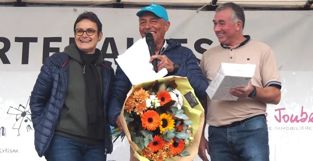 photo  dimanche à andard, alain dohin a animé pour une dernière fois la course la’titude qu’il a aidée à créer. géraldine guillaut et christophe pineau l’ont chaleureusement remercié.  &copy;  co 