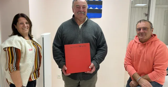 photo  le maire de degré jean-paul blot (au centre) et ses adjoints, céline bouteloup et laurent moisé, travaillent depuis plus d’un an et demi sur ce projet d’intégration de la commune à le mans métropole.  &copy;  le maine libre 