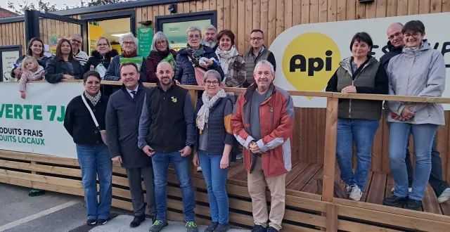 photo  mickaël pasquier, référent de la supérette api, allée des jardins à drain, entouré à gauche des élus andré martin, maire d’orée-d’anjou, et céline pigrée, maire déléguée de drain, et du couple huteau à droite, de la boulangerie située en face ; en arrière-plan, divers clients et quelques élus.  &copy;  ouest-france 