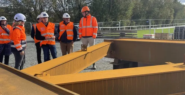 photo  le maire nicolas leudière avec marion richard-campagne, cheffe de chantier (à gauche), sur le site d’assemblage, à l’hippodrome.  &copy;  le maine libre 