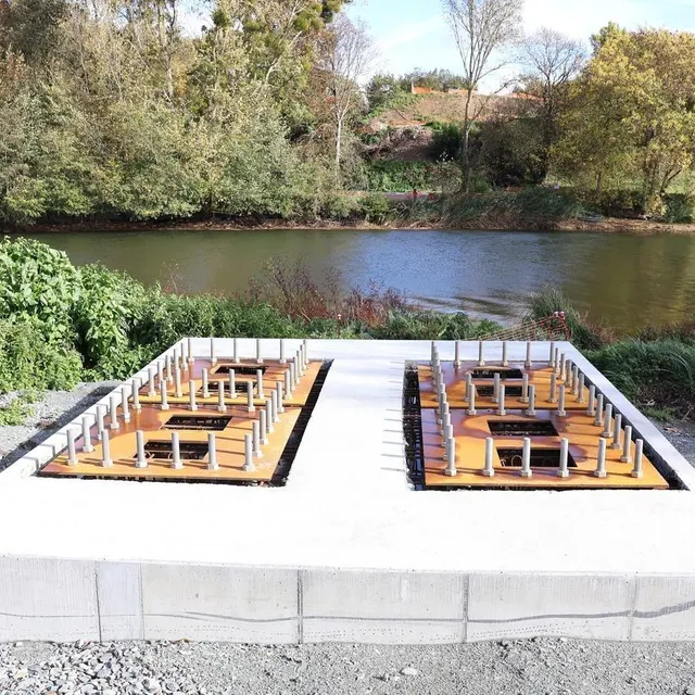 photo la passerelle reposera des piliers à quatre branches, positionnés de chaque côté de la rivière.  ©  ouest-france