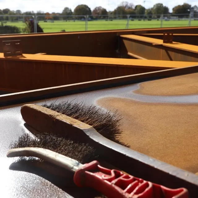 photo l’acier « autopatinable » à l’effet rouillé de la passerelle varie selon les saisons au contexte du soleil et de la pluie.  ©  ouest-france